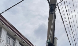 潘黄街电线杆上“斜悬”设备箱